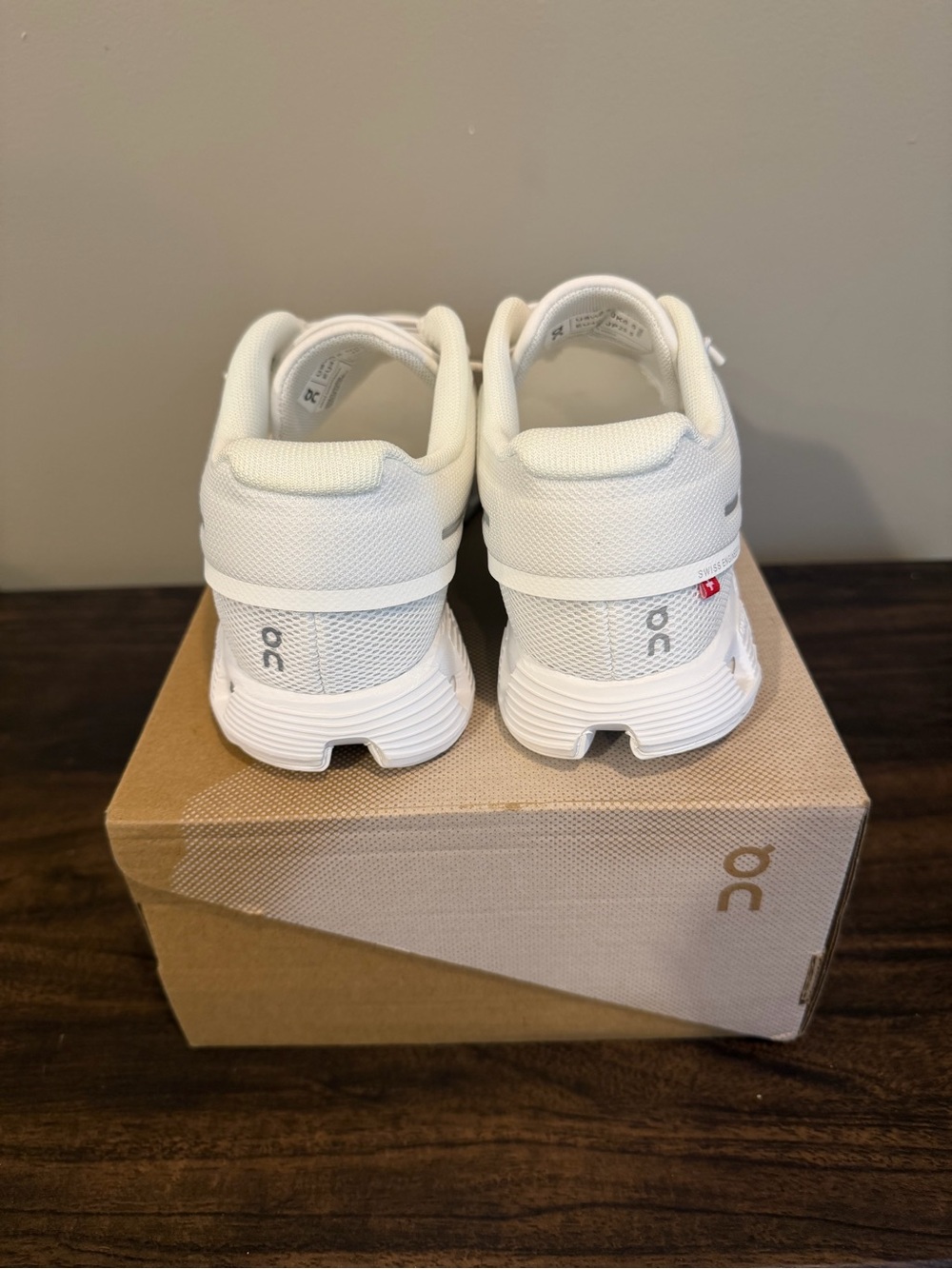 Women’s On Cloud 5 All White Sneakers Size 8.5 - Picture 3 of 7